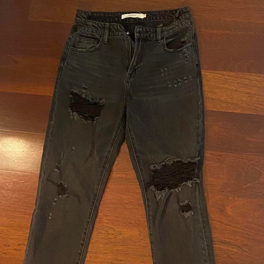 BLACK RIPPED JEANS